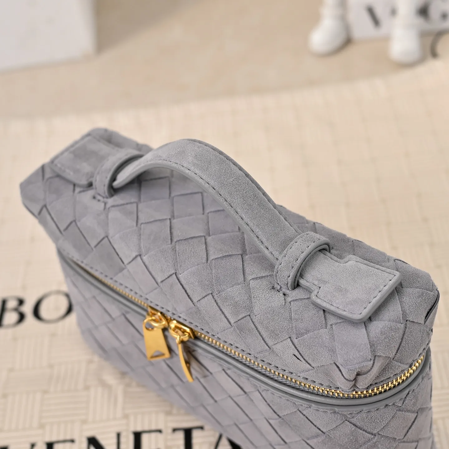 #BV’s new Vanity Case suede cosmetic bag🎈 is a super practical and stylish cosmetic bag [Fireworks], using the brand’s most classic cowhide weaving, with two-way zipper opening and closing, the overall style is retro and elegant, the top handle can be adjusted at will, the shoulder strap can be adjusted at will, the hand-held elegant temperament, cross-body casual and casual, unlocking various concave shape scenes🎬 Model: 9109 Size: 22x12.5x5 P1360